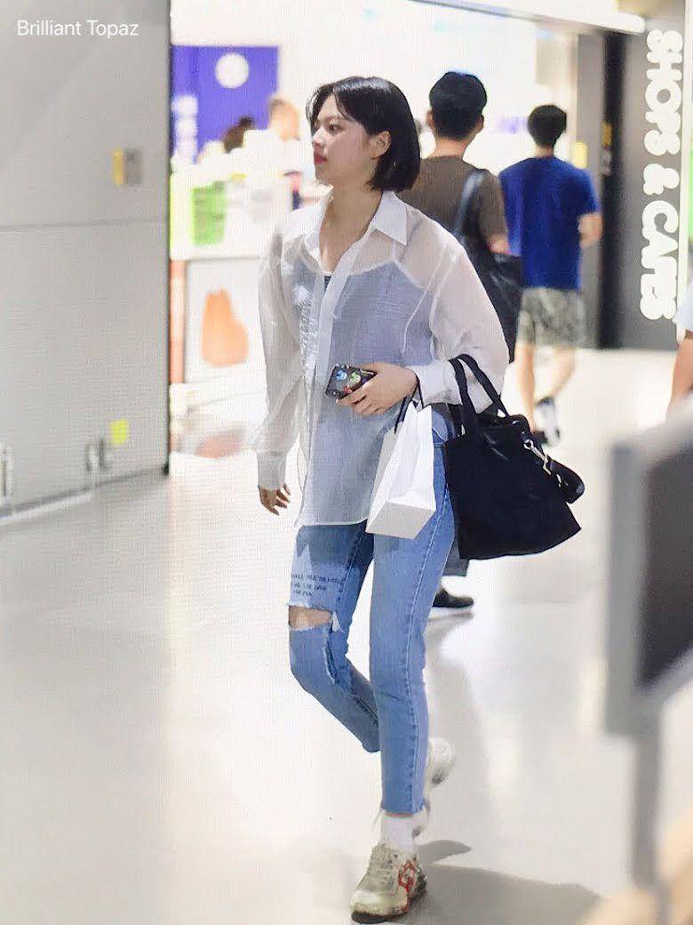 celana jeans Jeongyeon Twice (koreaboo.com)