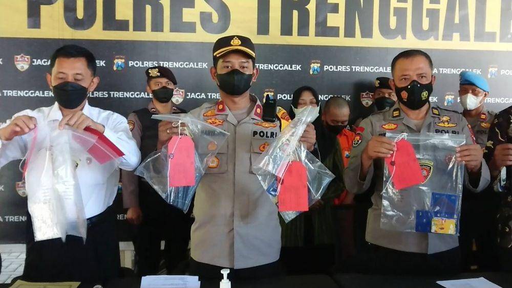 Polisi menunjukkan barang bukti pembobolan mesin ATM. IDN Times/ Bramanta Pamungkas