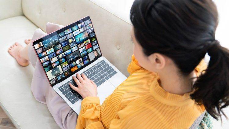 contoh orang yang sedang menonton film (media.king5.com)