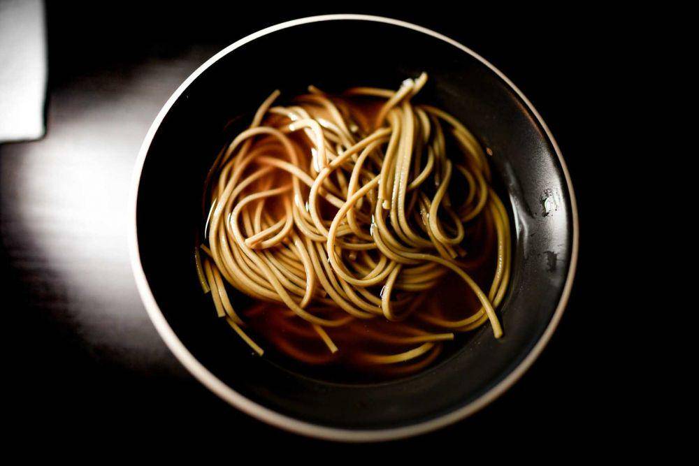 ilustrasi ramen dan kuah (unsplash.com/@fifernando)