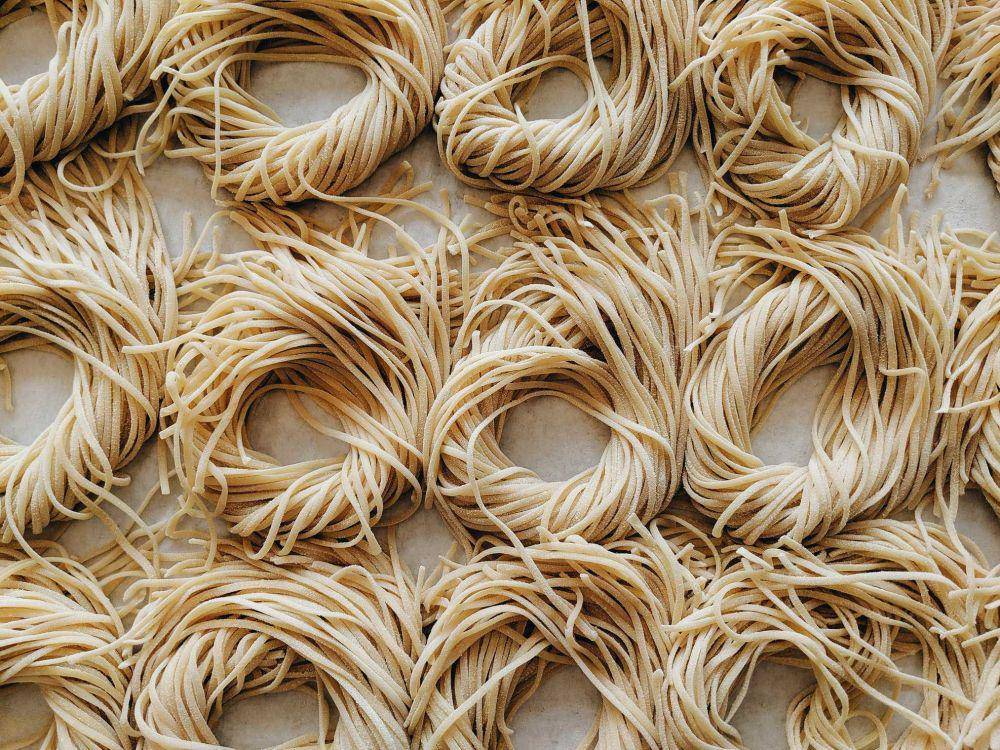 ilustrasi ramen mentah (unsplash.com/@julianamalta)