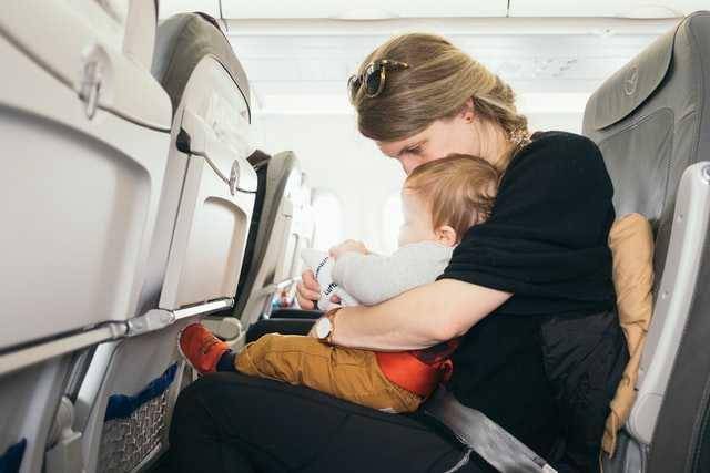 ilustrasi bertemu bayi dalam pesawat (unsplash.com/Paul H)