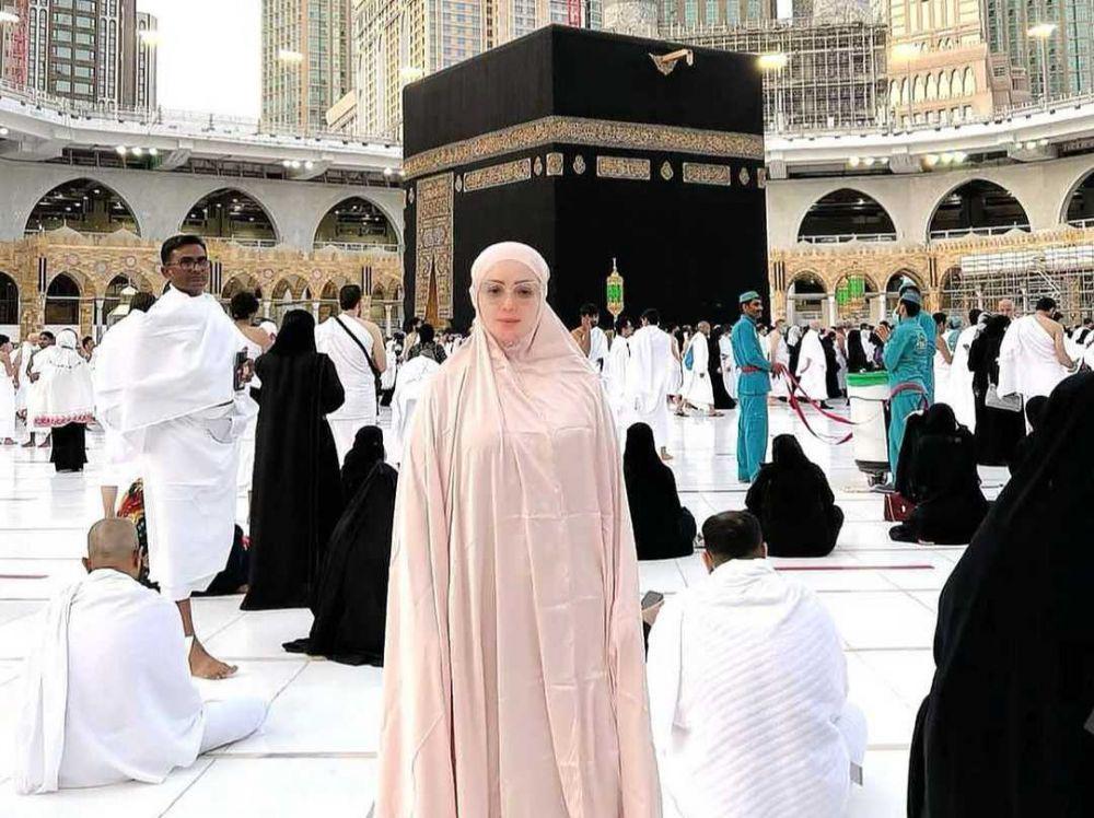 10 Potret Syahdu Kristina Jalankan Umrah, Damai!