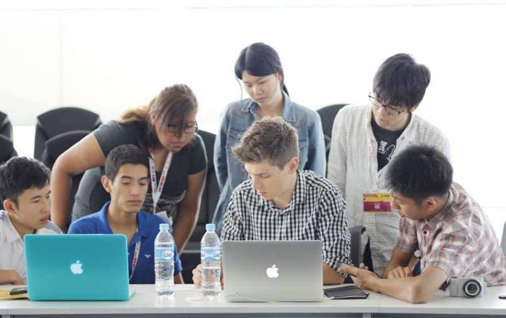 contoh orang yang sedang mengikuti lomba (stayinformedgroup.com)