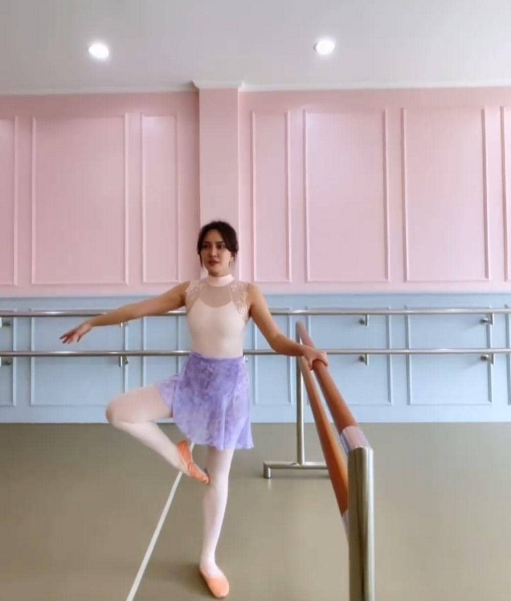Shandy Aulia berlatih balet. (instagram.com/shandyaulia)