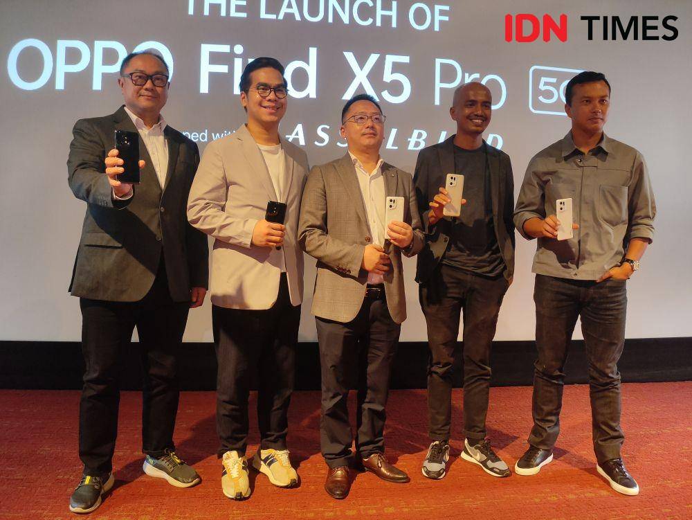(kiri ke kanan) Dominikus Susanto selaku Senior Manager, Business Development Qualcomm Indonesia; Patrick Owen selaku CCO OPPO Indonesia; Jim Zhang selaku CEO OPPO Indonesia; Muhammad Fadli selaku Photofinders, dan Nicholas Saputra selaku Brand Ambassador OPPO Indonesia (IDN Times/Alfonsus Adi Putra)