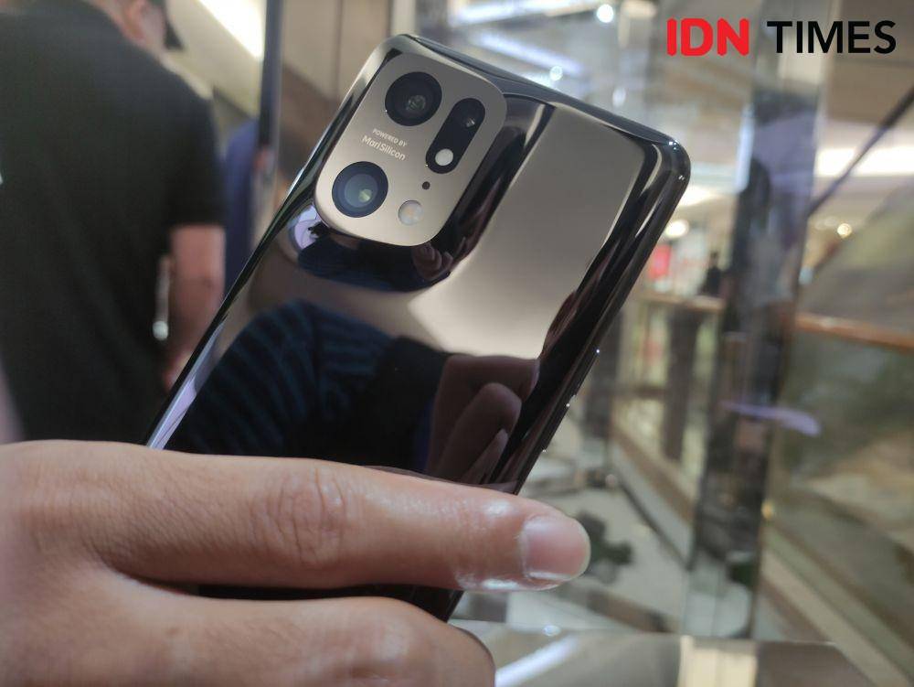 OPPO Find X5 Pro 5G varian Glaze Black (IDN Times/Alfonsus Adi Putra)