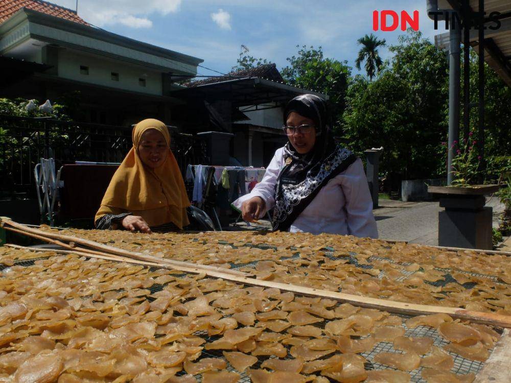 Nur Hamida, warga Desa Tampingmojo, Kecamatan Tembelang, Kabupaten Jombang saat melakukan kegiatan ekonominya. (IDN Times/Khusnul Hasana).