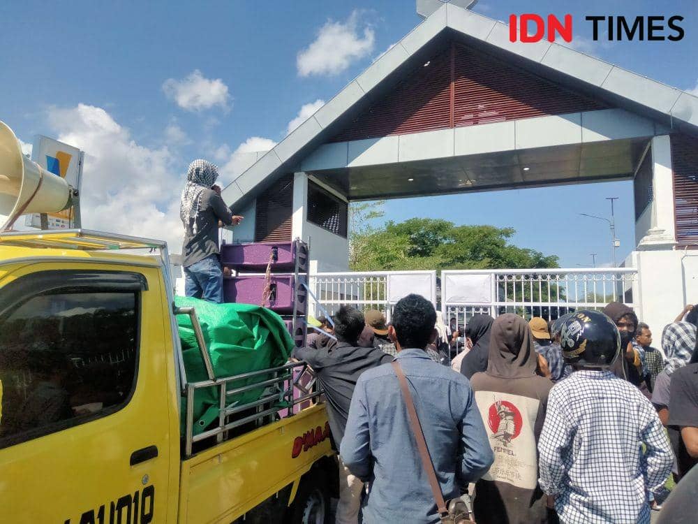 Masa aksi sampaikan aspirasi di depan gebang kantor Bupati Bima(Juliadin/IDN Times)