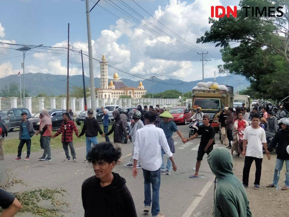 Harga Jagung Anjlok, Petani di Bima Frustasi dan Blokade Jalan