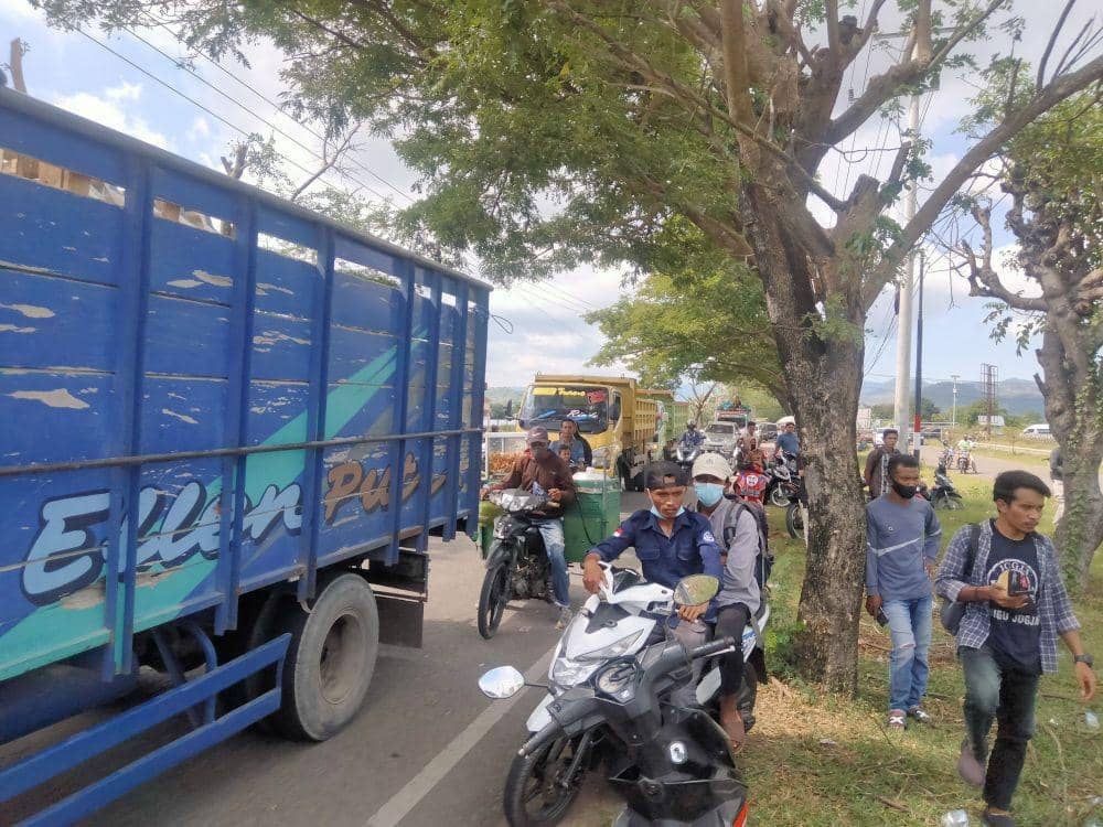 Pengendara roda dua dan empat terhalang oleh barisan masa aksi, Kamis (2/6/2022).(Juliadin/IDN Times)