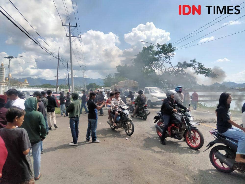 Masa aksi memblokade jalan dan membakar ban bekas(Juliadin/IDN Times)