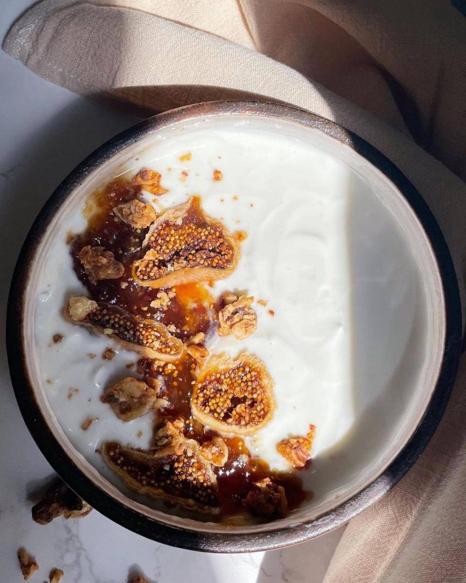 buah fig kering di atas yoghurt (instagram.com/kaylacaneat)