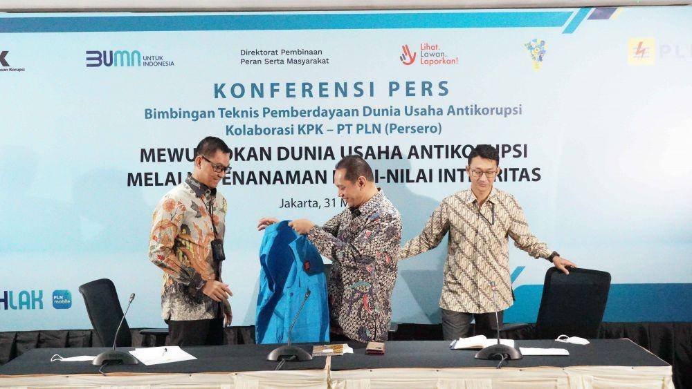 Rompi biru dipamerkan saat KPK mendatangi PLN (dok. KPK)