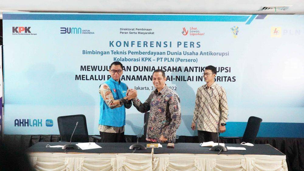 Rompi biru dipamerkan saat KPK mendatangi PLN (dok. KPK)