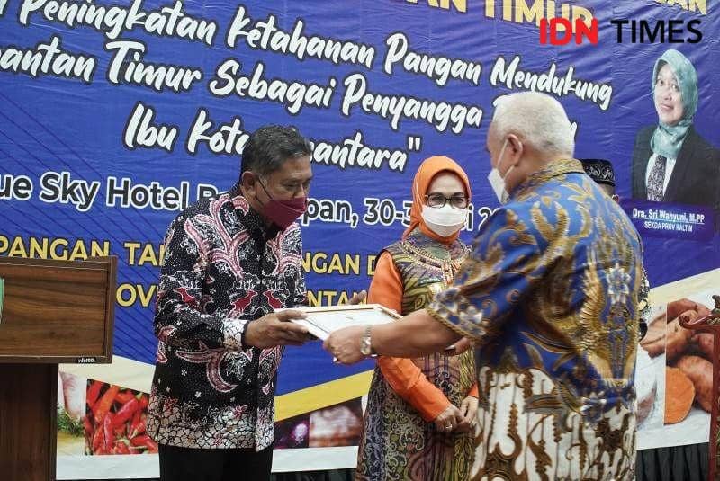Gubernur Kaltim, Isran Noor menyerahkan penghargaan pangan ke Plt Bupati PPU, Hamdam (IDN Times/Ervan)