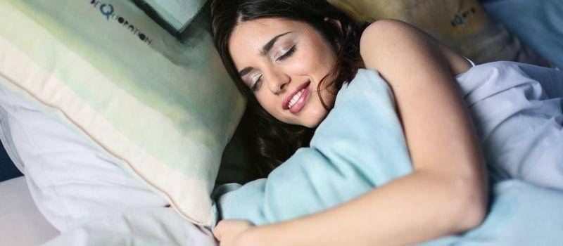 ilustrasi tidur menyamping (pexels.com/Andrea Piacquadio)