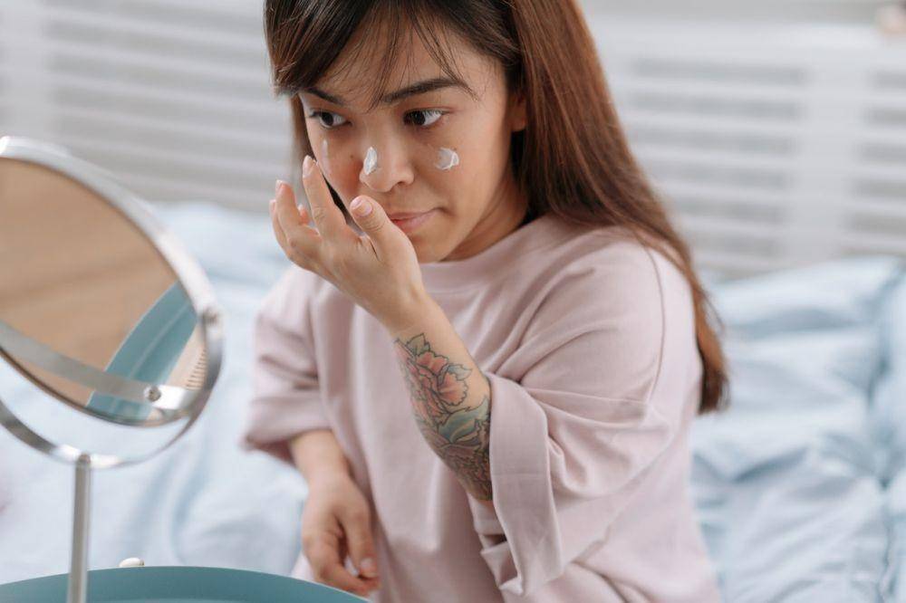 ilustrasi menggunakan asam azaleat atau azelaic acid (pexels.com/Ron Lach)