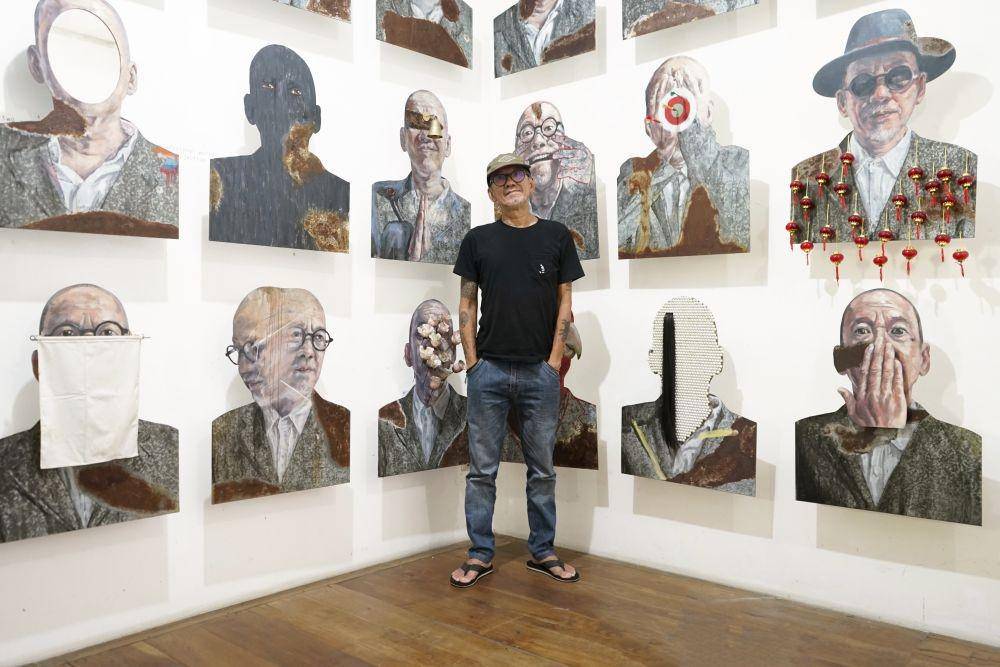 Agus Suwage dan Potret Diri dan Panggung Sandiwara (2019) (dok. Museum MACAN)