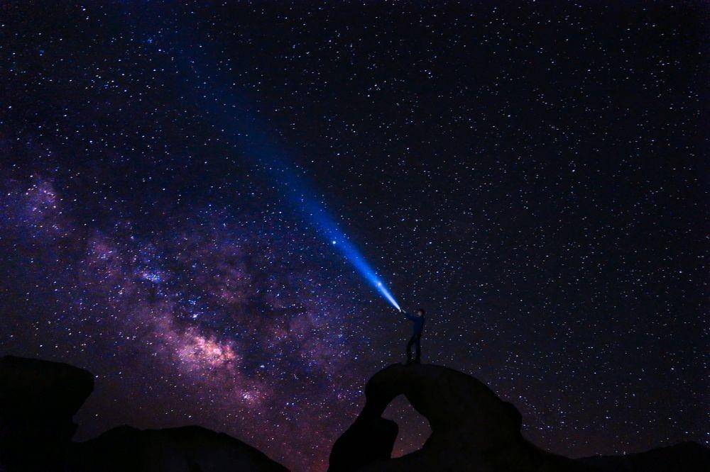ilustrasi memandang fenomena langit malam (pixabay.com/Pexels)