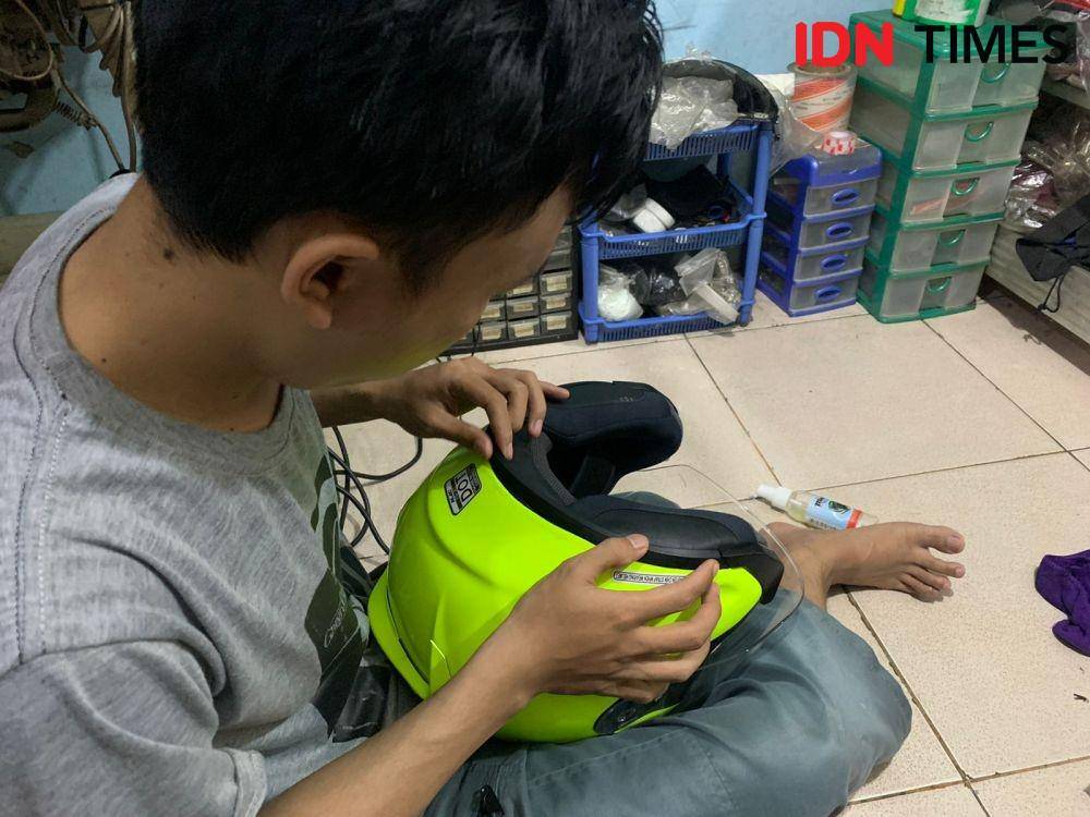 Perbaikan lis karet helm (IDN Times/Fadhliansyah)