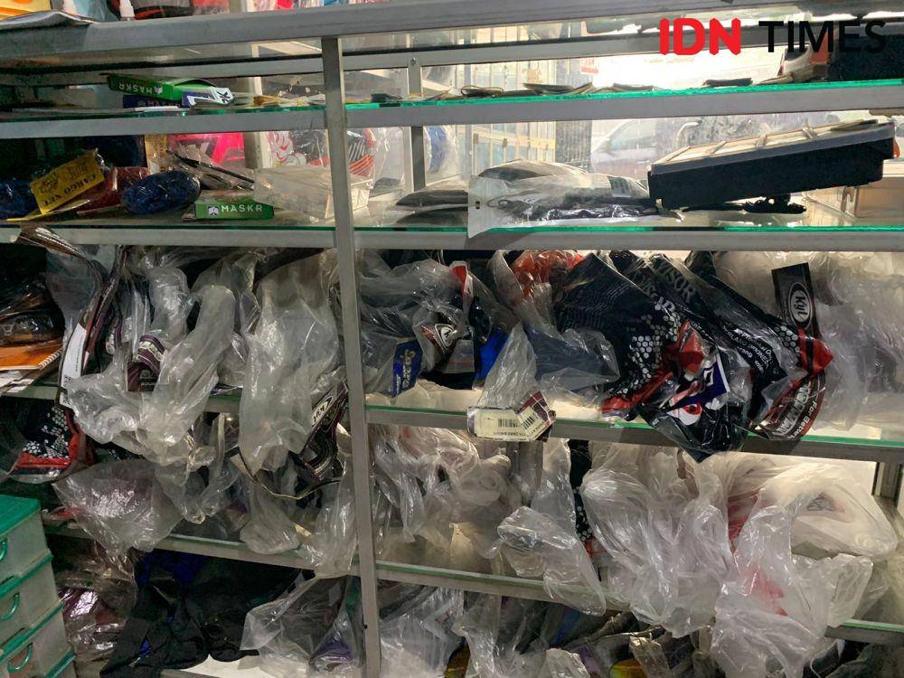Berbagai spareparts di Bengkel Helm Ciputat (IDN Times/Fadhliansyah)