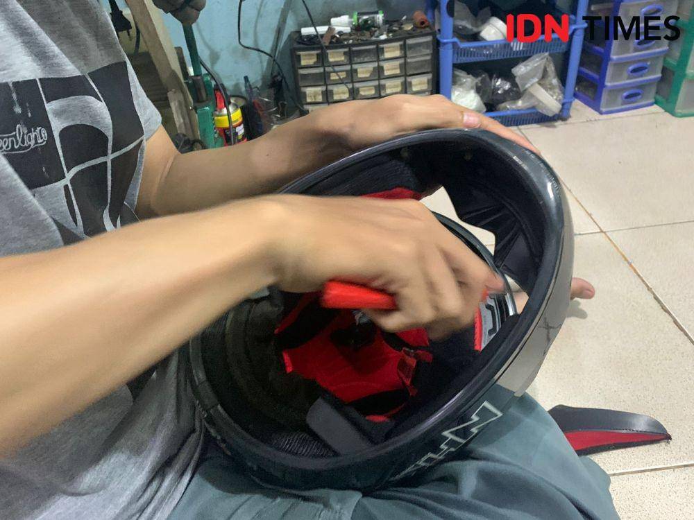 Biaya perbaikan helm di bengkel helm murah meriah (IDN Times/Fadhliansyah)