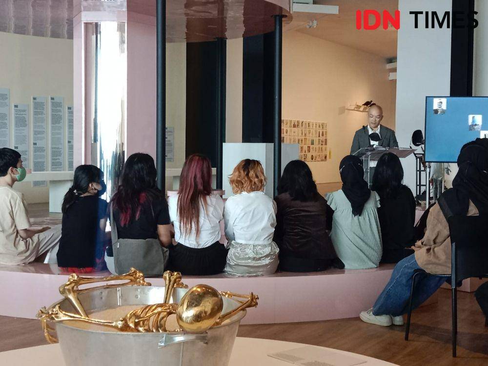 Aaron Seeto memberi sambutan dalam konferensi pers Agus Suwage: The Theater of Me, Kamis (2/6/2022). (IDN Times/Febriyanti Revitasari)