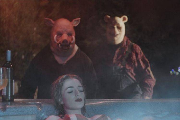 Tampilan Pooh dan Piglet di Winnie the Pooh: Blood and Honey