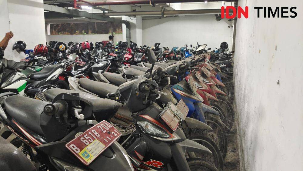 Motor kendaraan dinas Pemkot Depok yang mengalami kerusakan di gedung parkir Dibaleka II Balai Kota Depok. (IDNTimes/Dicky)