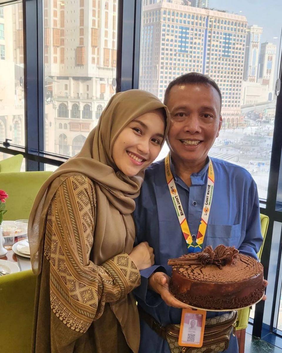 ultah ayah Ayu Ting Ting saat umrah (instagram.com/ayutingting92)