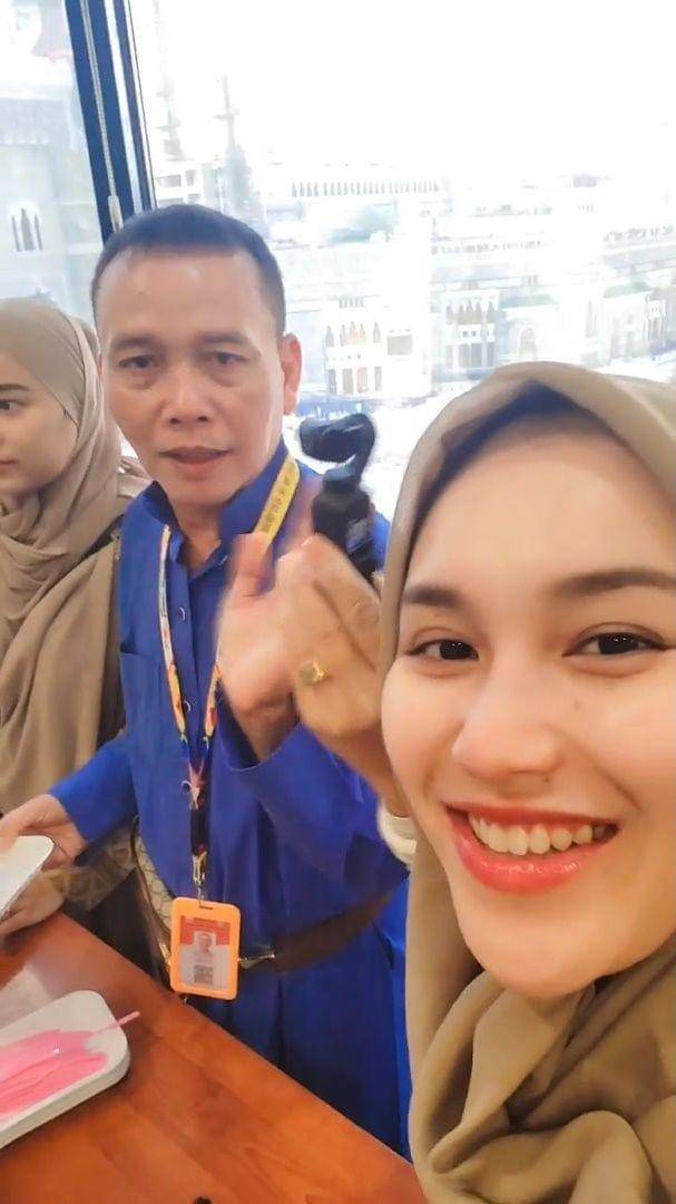ultah ayah Ayu Ting Ting saat umrah (instagram.com/ayutingting92)