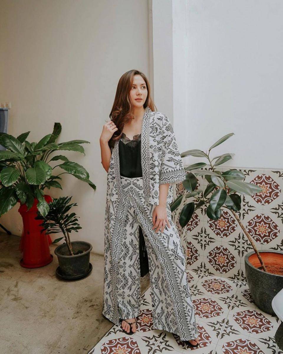 outfit serba hitam ala Jessica Mila (instagram.com/jscmila)
