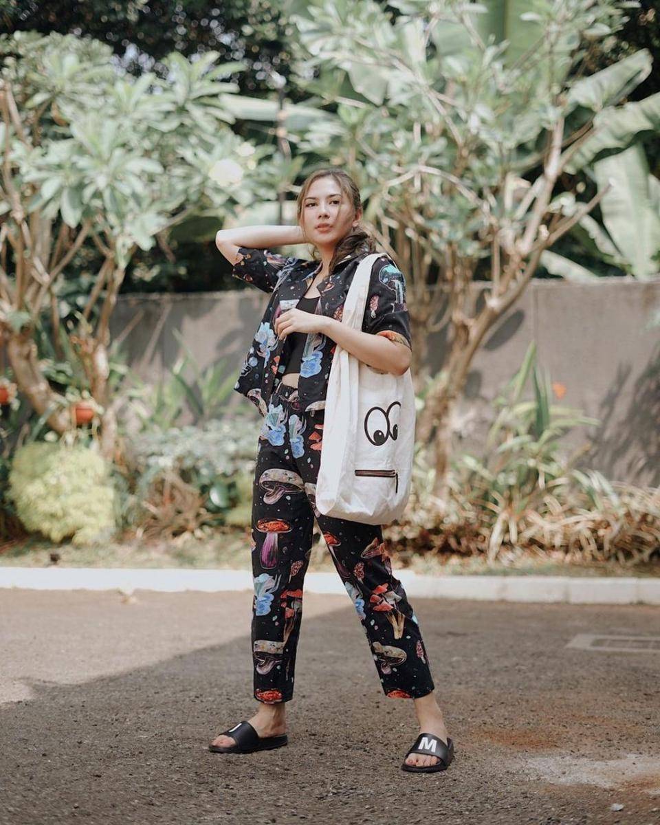 outfit serba hitam ala Jessica Mila (instagram.com/jscmila)