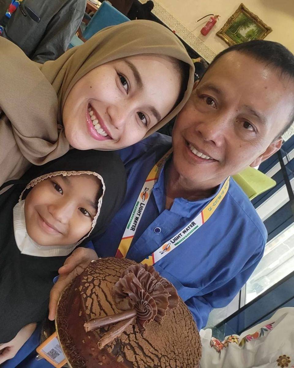 ultah ayah Ayu Ting Ting saat umrah (instagram.com/ayutingting92)