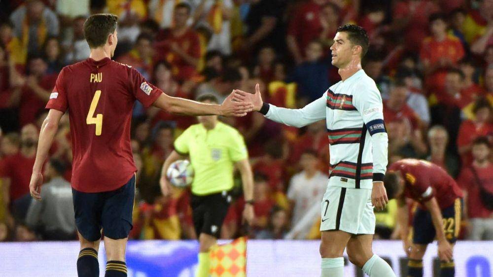 Ronaldo dan Pau Torres bertukar jersey (mirror.co.uk)