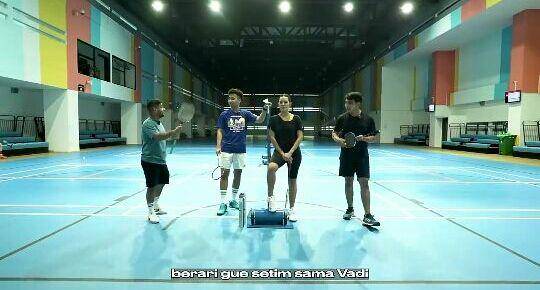 potret Vidi Aldiano dan Raisa berlatih badminton (youtube.com/Vidi Aldiano)