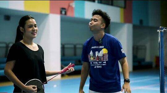 potret Vidi Aldiano dan Raisa berlatih badminton (youtube.com/Vidi Aldiano)