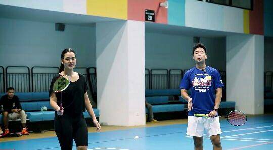 potret Vidi Aldiano dan Raisa berlatih badminton (youtube.com/Vidi Aldiano)