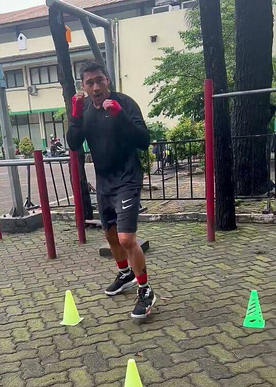 potret Mario Lawalata berlatih tinju (instagram.com/rozten_academy)