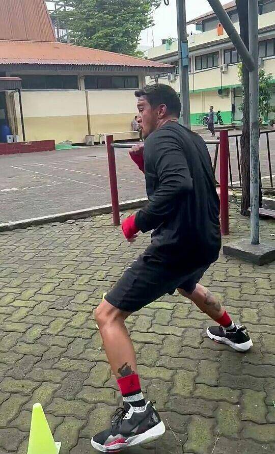 potret Mario Lawalata berlatih tinju (instagram.com/rozten_academy)