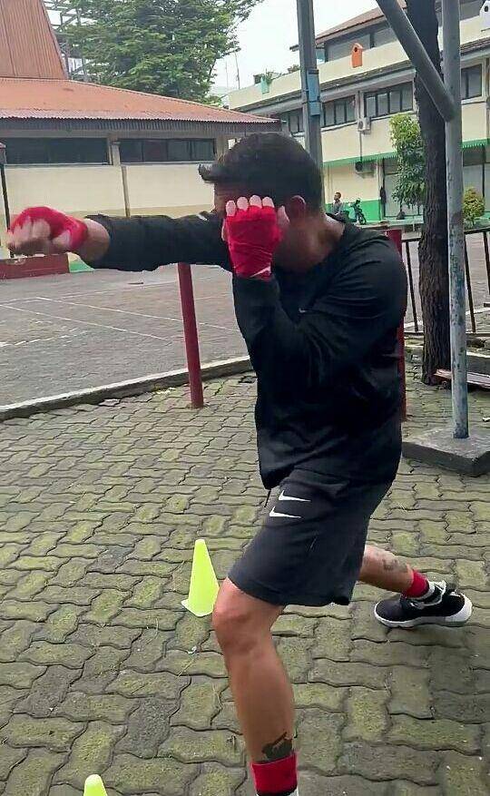 potret Mario Lawalata berlatih tinju (instagram.com/rozten_academy)