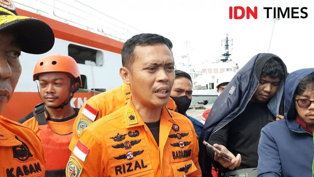Kepala Seksi Operasi Basarnas Sulsel dan On Scene Coordinator (OSC) Operasi SAR Ladang Pertiwi 2, Muh Rizal saat diwawancarai, Jumat (3/6/2022). Dahrul Amri/IDN Timea Sulsel