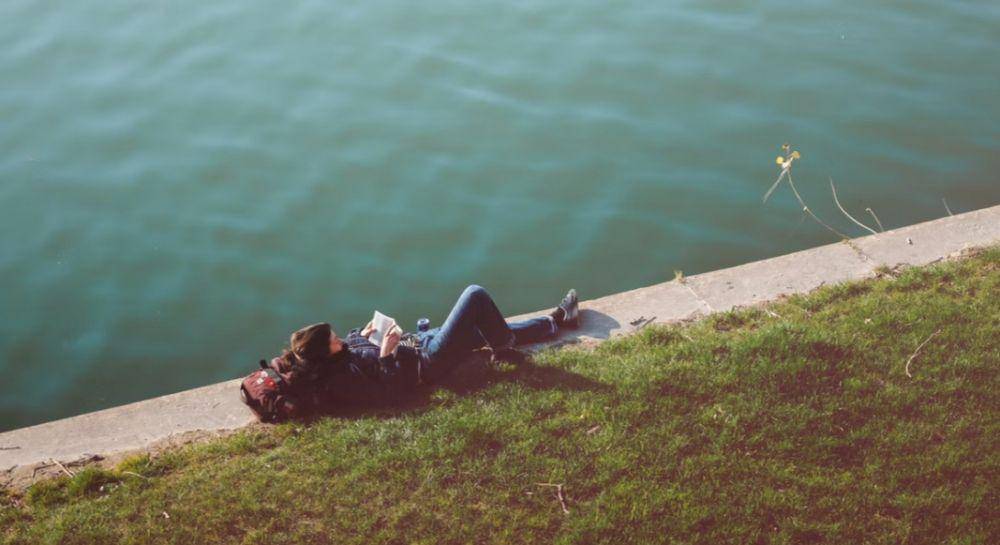 ilustrasi pria introvert yang menghabiskan waktu luang sendiri (unsplash.com/Maria Victoria Portelles)