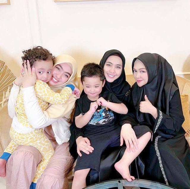 Ria Ricis bersama kakak dan ponakan (instagram.com/dr.shindyputri_)