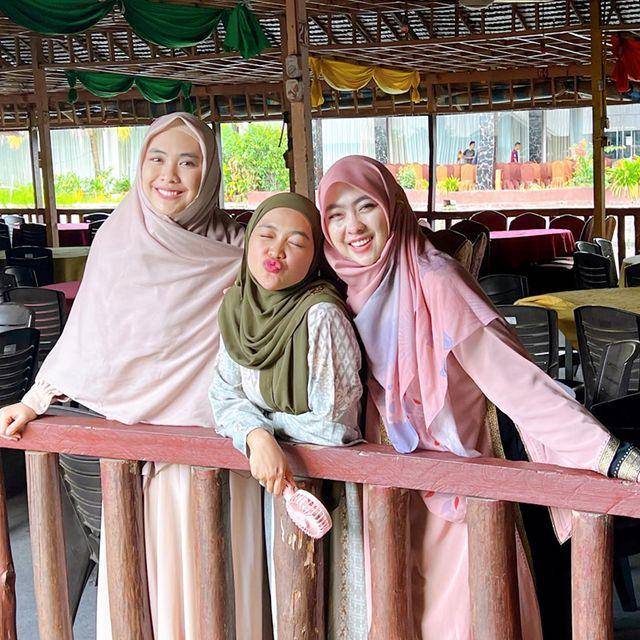 Ria Ricis bersama dua kakak kandungnya (instagram.com/dr.shindyputri_)