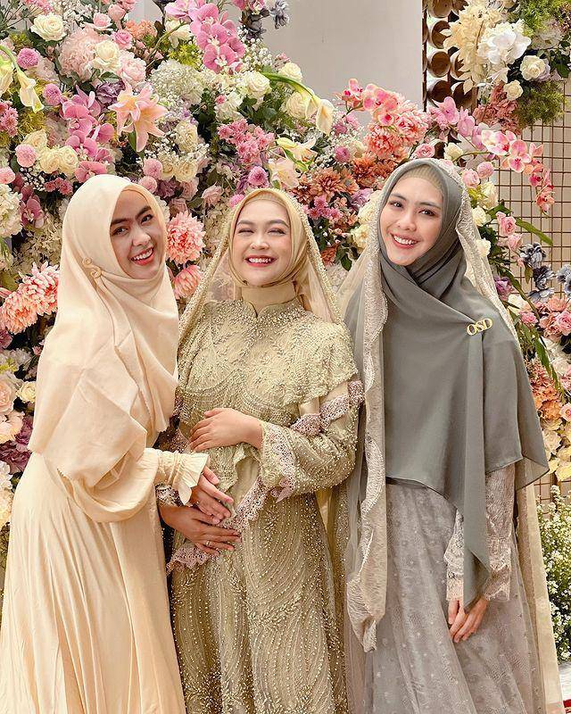 Ria Ricis bersama dua kakaknya (instagram.com/okisetianadewi)