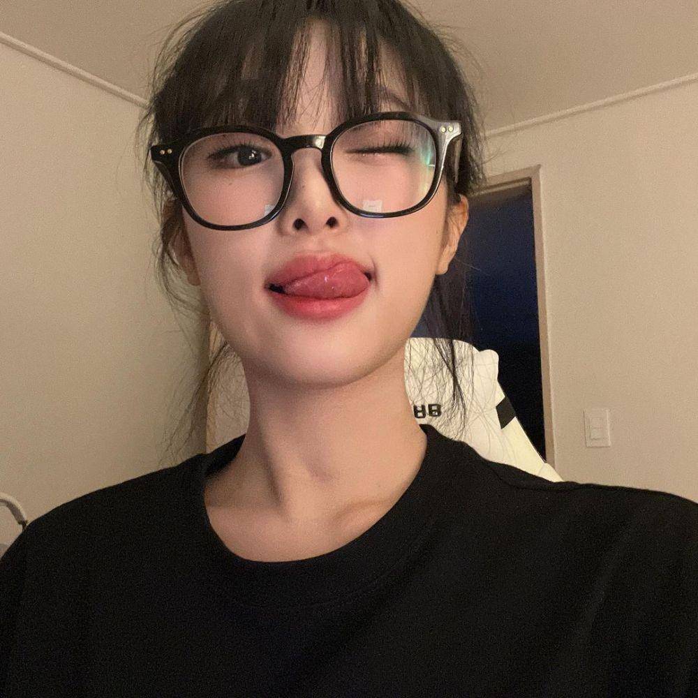 Choi Yena (instagram.com/yena.jigumina)