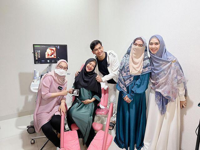 10 Potret Kakak-Kakak Ria Ricis yang Selalu Temani Masa Kehamilannya