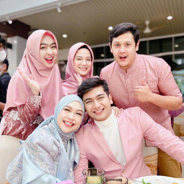 Ria Ricis bersama suami dan keluarga (instagram.com/dr.shindyputri_)